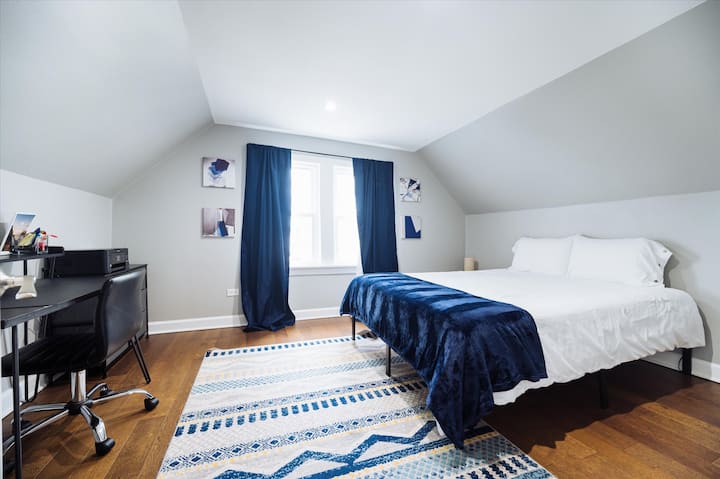 Great Area Logan Square Apt Games Pets - Sleeps 5 - Chicago