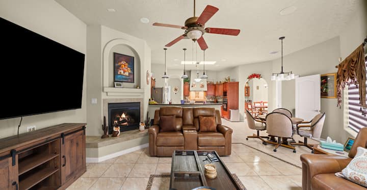 Luxury 4br W/ Hot Tub & Outdoor Oasis - ラスクルーセス, NM