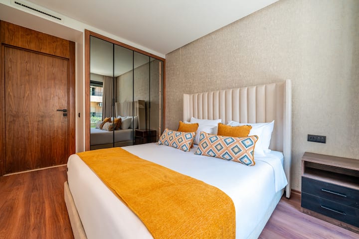 Cama de 1,60/2 metros - sábana - funda nórdica - funda de almohada - mesitas de noche - armario - perchas