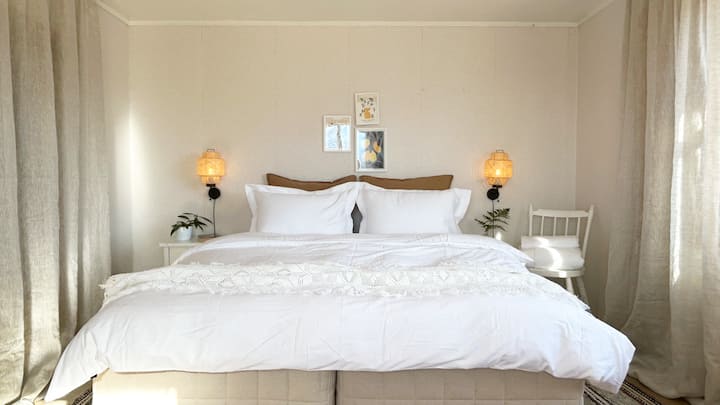 Passez une bonne nuit dans du coton égyptien. De là, vous avez une vue dans deux directions et vous vous réveillez avec le lac, les montagnes et le jardin. Le lit mesure 160 x 200 cm (5 pi 3 po x 6 pi 7 po).