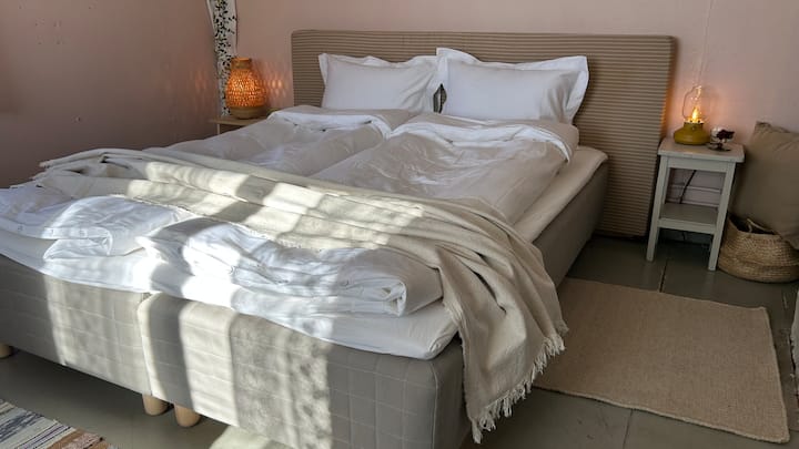 Ce lit est composé de deux matelas et peut être utilisé comme lits simples. Les dimensions hors tout sont de 160 x 200 cm. La tête de lit peut être utilisée comme matelas d'appoint sur le sol (90 x 200 cm), mais n'est pas prise en compte dans le nombre de places de couchage.