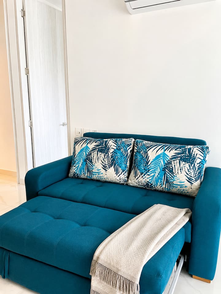 Espacio acogedor para descansar, compartir o ver televisión. El sofá se convierte en cama doble y permite alojar huéspedes adicionales con comodidad.