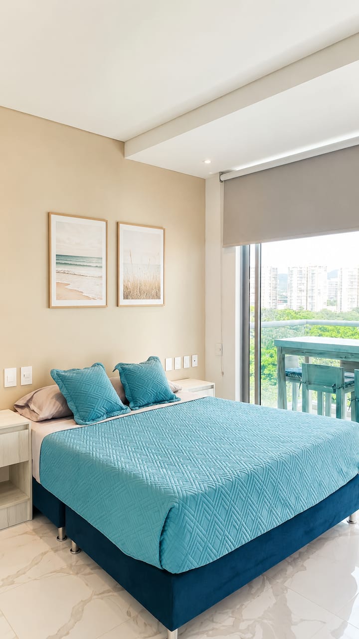 Habitación principal con baño privado, cama cómoda y salida directa al balcón para disfrutar la vista.
