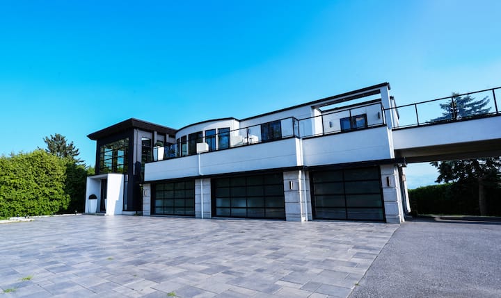 Cyrus Estate Luxury Mansion On 
Lake Ontario - Bowmanville