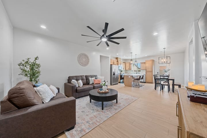 La Vida Nueva I Brand New Modern Retreat - Yuma, AZ