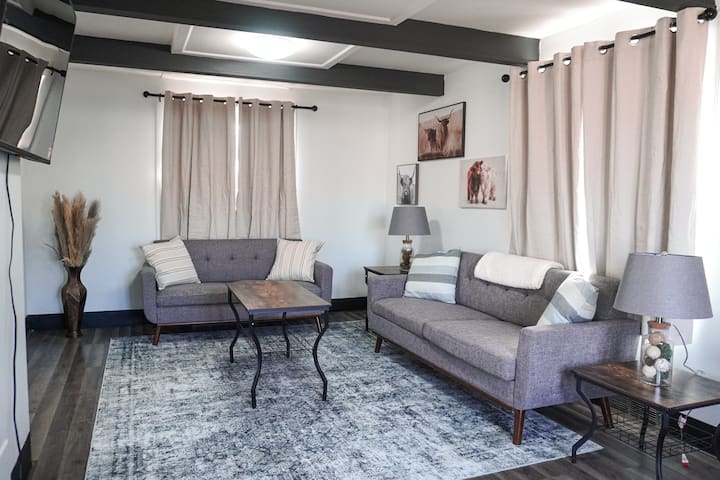 Charming 2br + Backyard Deck | Central (Sleeps 5) - Norfolk, NE