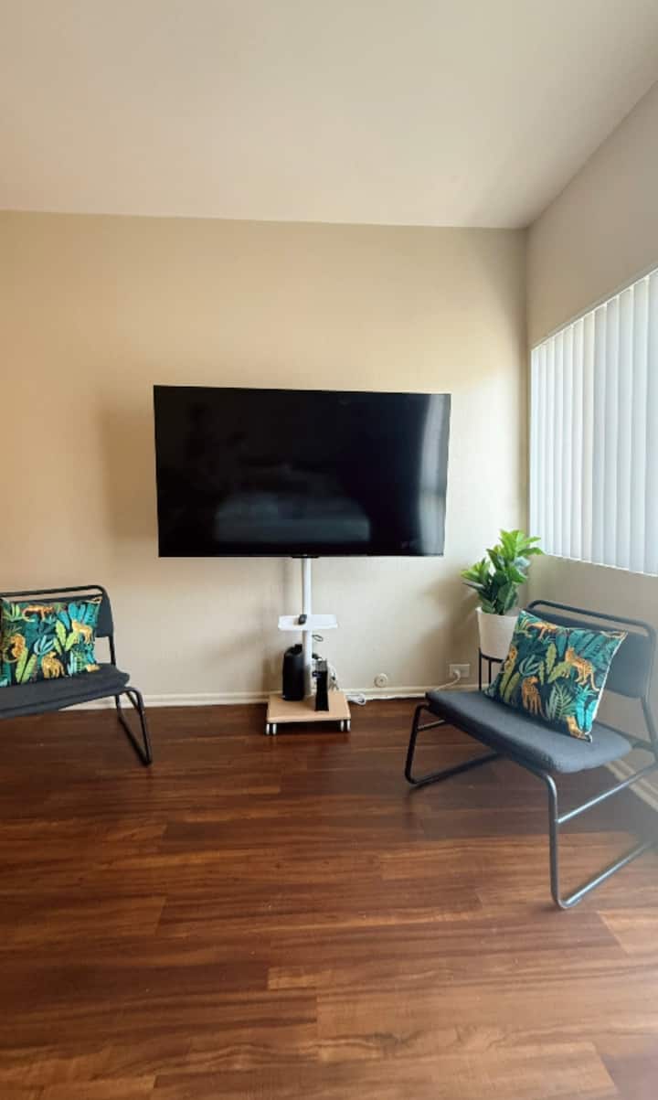 Prime Weho Studio Near Melrose Av+gym+parking+pool - West Hollywood, CA