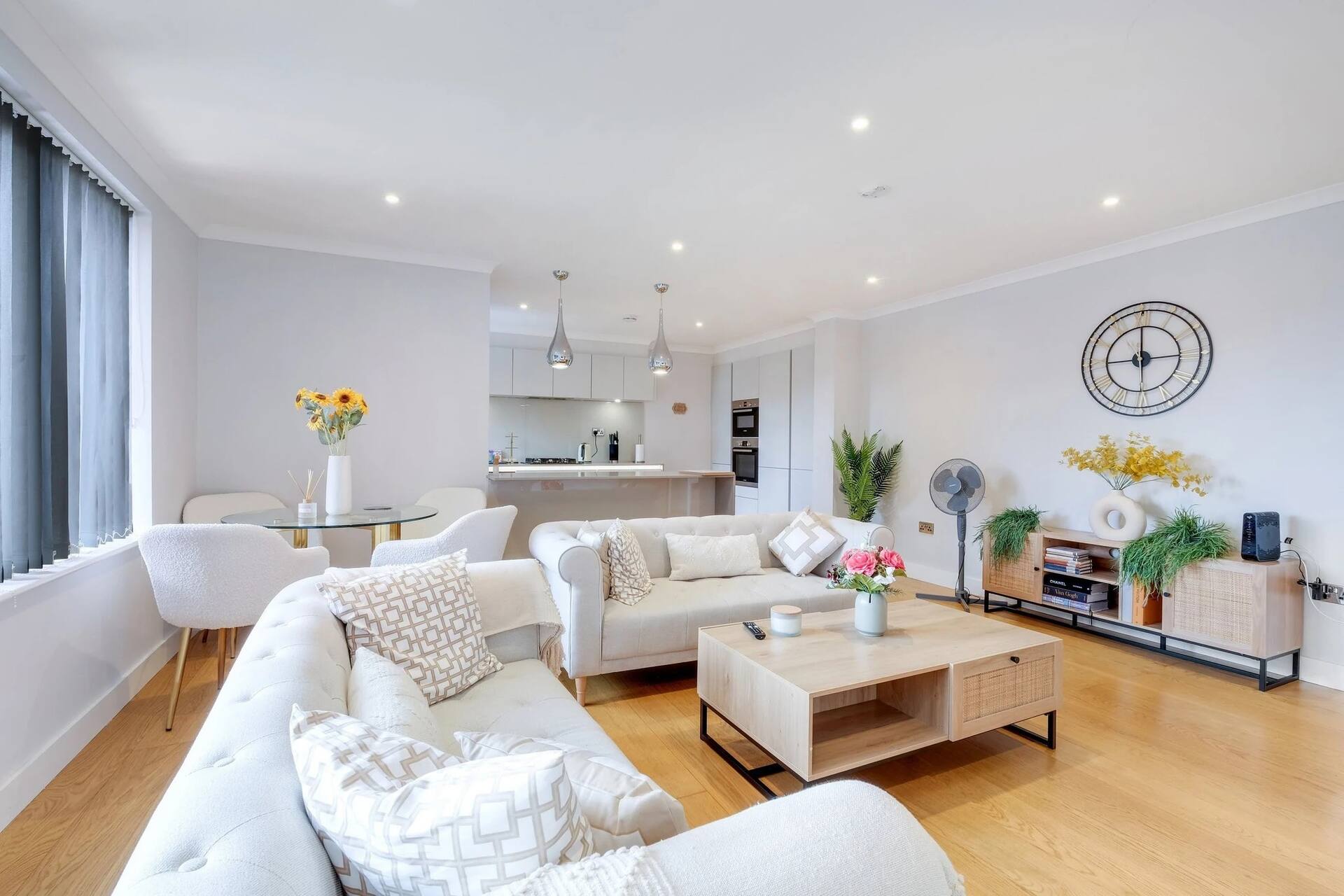 Spacious 2BR/2BA for 6 -Walk to Kew Gardens & Eats