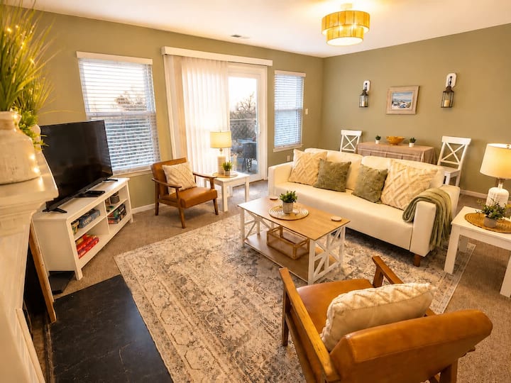 Beach Condo 3br | Deck | Family Friendly - Hampton, VA