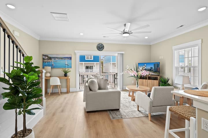 Walk To Sand! Myrtle Beach House Sleeps 10 - Myrtle Beach, SC