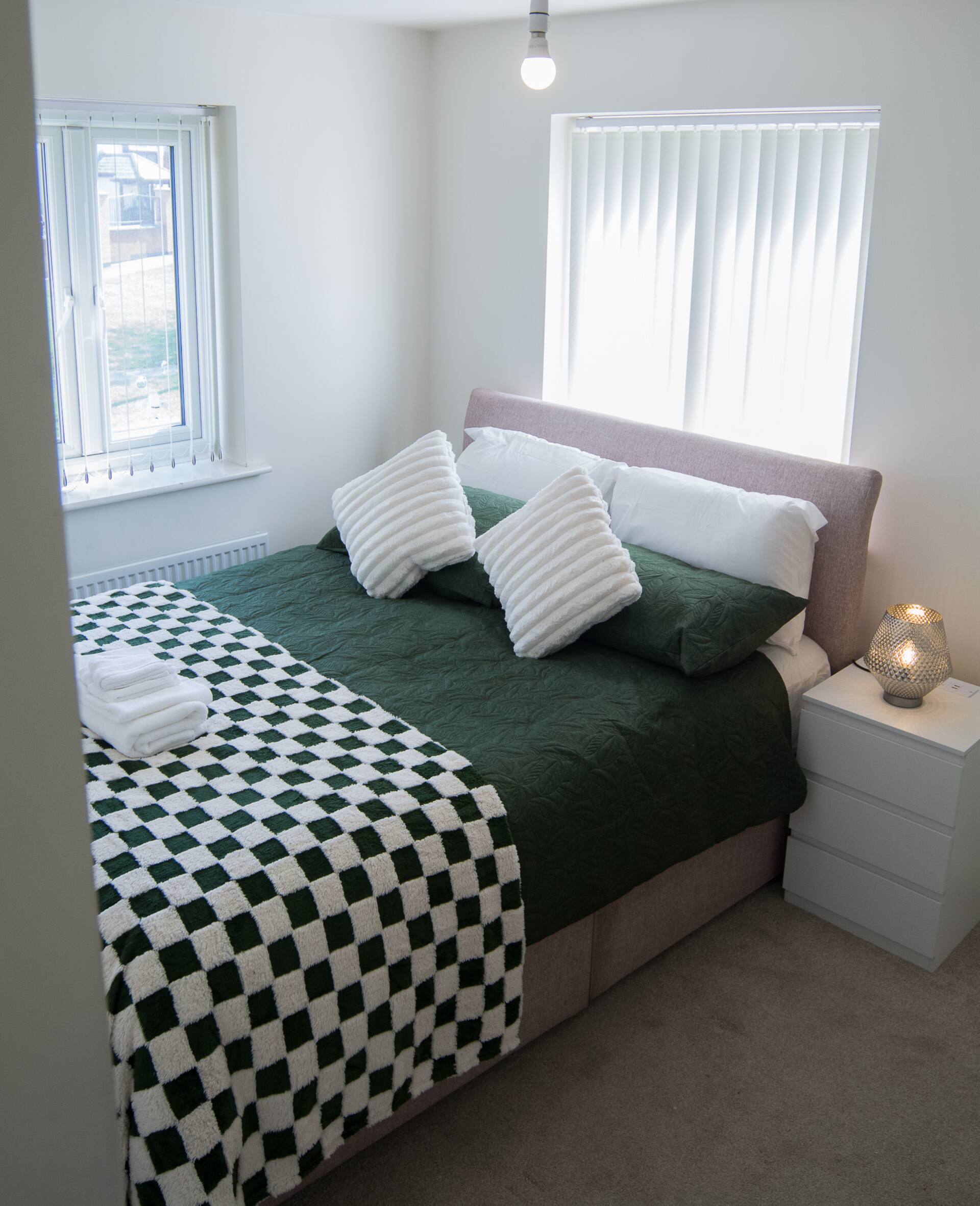Modern 3-Bed House Leeds, Sleeps 7, Parking, Wi-Fi