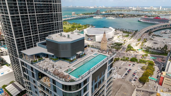 Skyline Studio 34th F, Pool, Gym & Rooftop Views - Miami, FL
