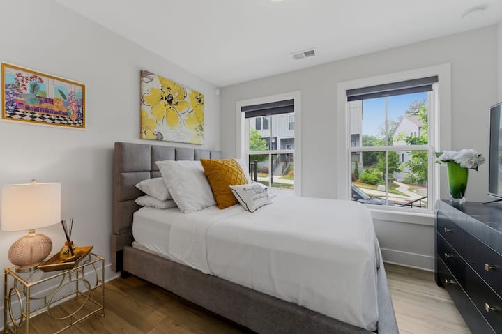 Cama tamaño queen en el primer nivel con baño privado en la habitación. Cuenta con una cómoda y un clóset, además de una televisión en la recámara.