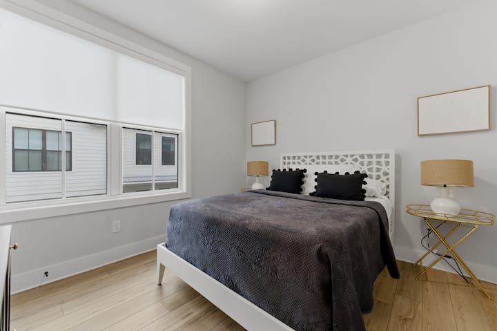 Cama tamaño queen en una suite de huéspedes en el último piso con baño privado. La habitación cuenta con un vestidor. La habitación no tiene televisión.