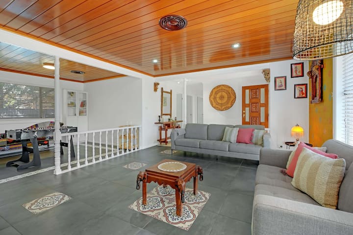 Sunrise On Sovereign | Retro Family Entertainer - Dubbo