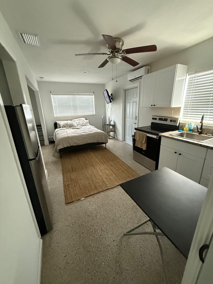 Tampa Airport Suite. Private Studio With Kitchen - Tampa, FL