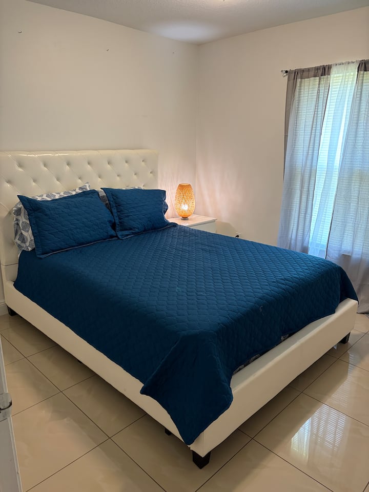Cozy & Modern 2br Home — Great Location - 포트 St. 루시