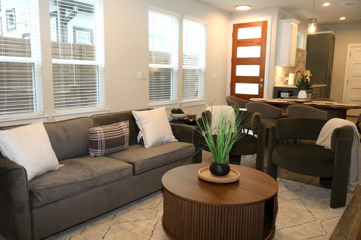Modern 2BR Home | Minutes to Downtown, COTA & SXSW