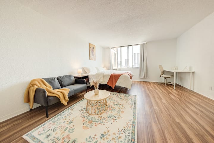 Bright Studio King Bed | Downtown View - Montréal, QC