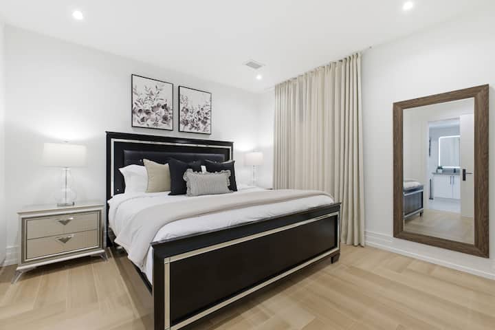 Parkview Hills | King Bed | Wifi | Private Patio - Toronto