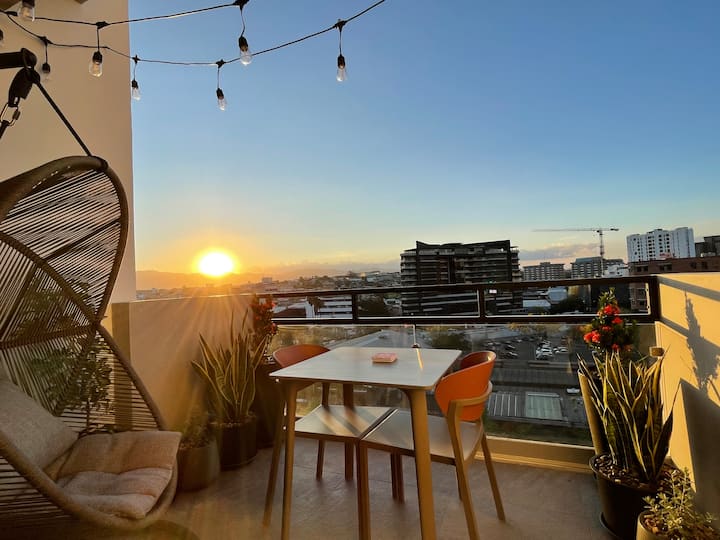 Elegante Apartamento Con Amplio Balcón Y Vista - Guatemala City