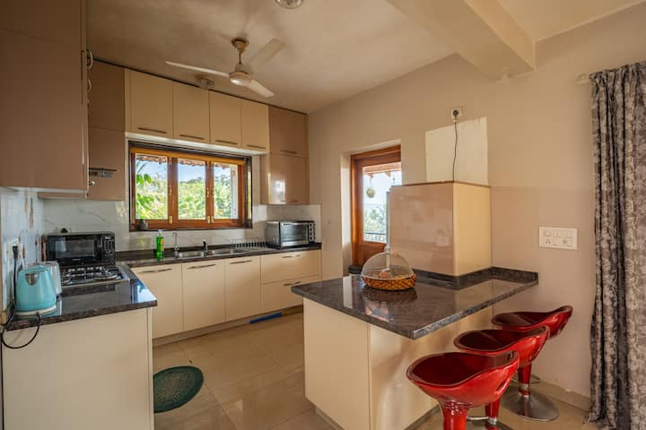 Full kitchen image 1