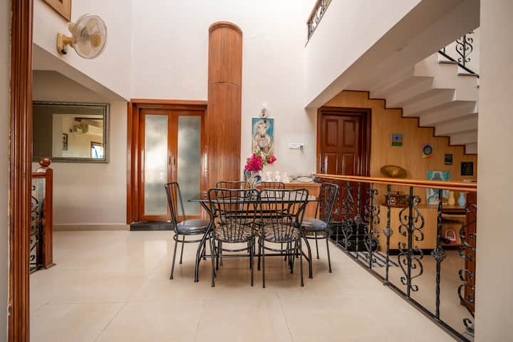 Dining area image 1