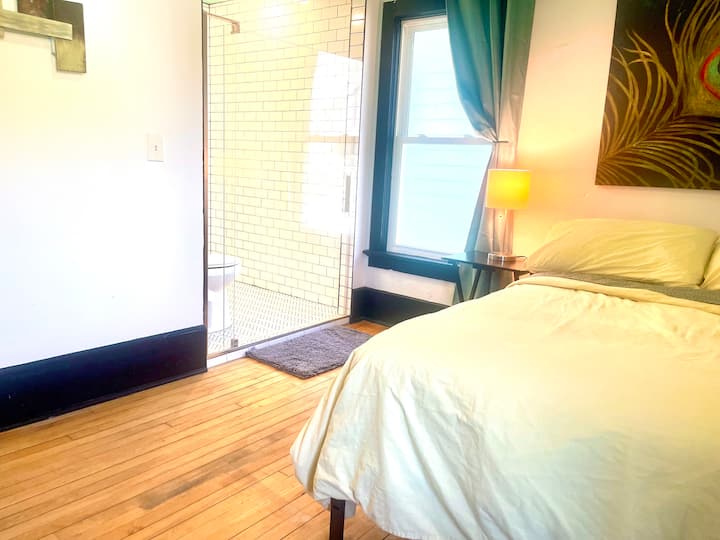 E Side Sunny, Spacious & Clean Rm W/private Bath#2 - Milwaukee, WI