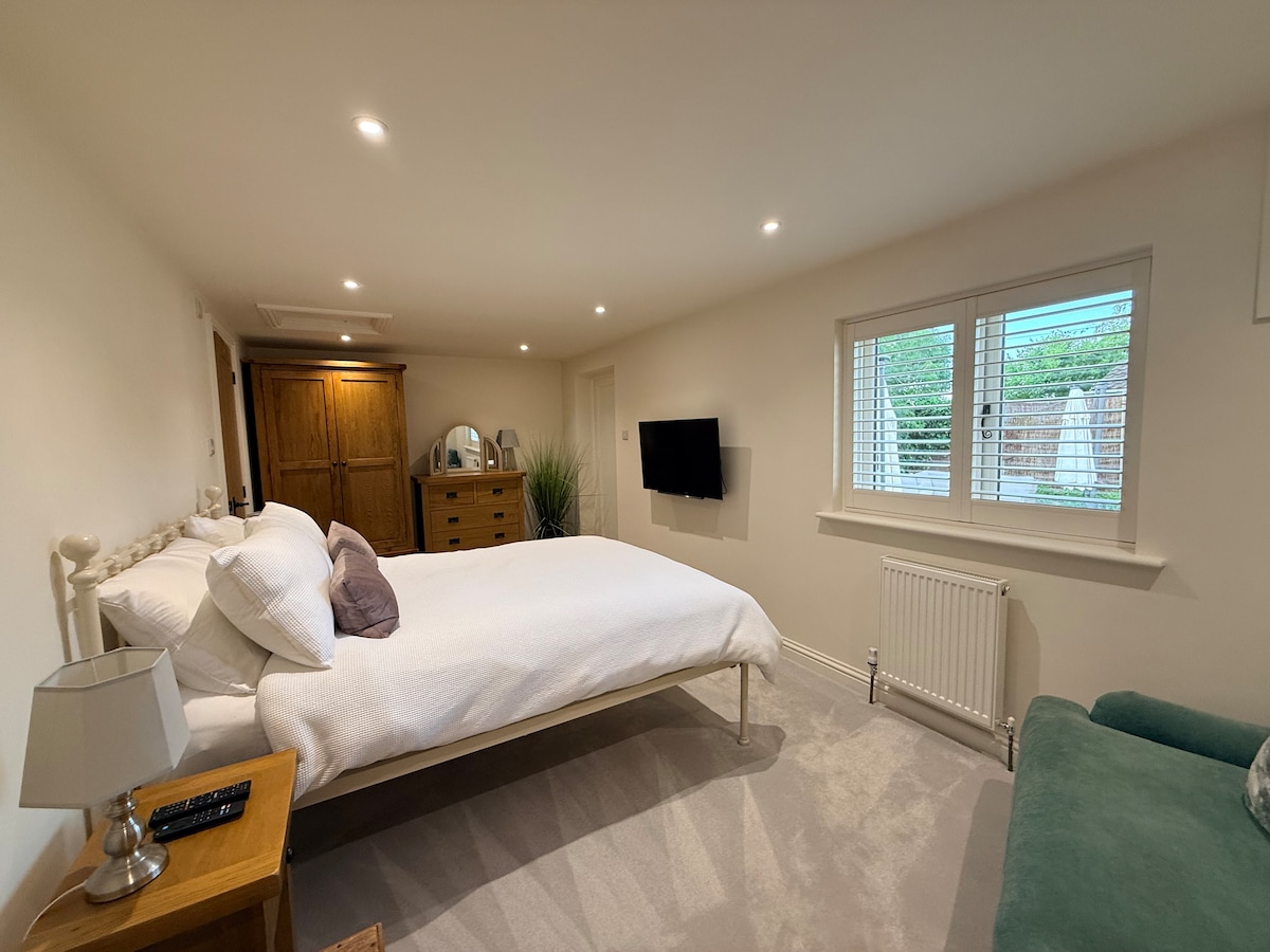 Stylist garden bedroom with ensuite bathroom.