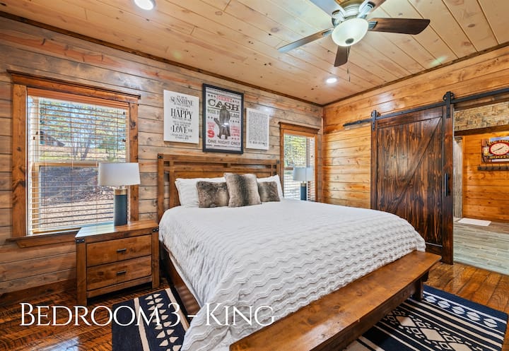 Este acogedor dormitorio combina detalles rústicos de madera con ropa de cama suave y cómoda para crear un espacio cálido y relajante donde realmente podrá descansar después de un día lleno de actividades.