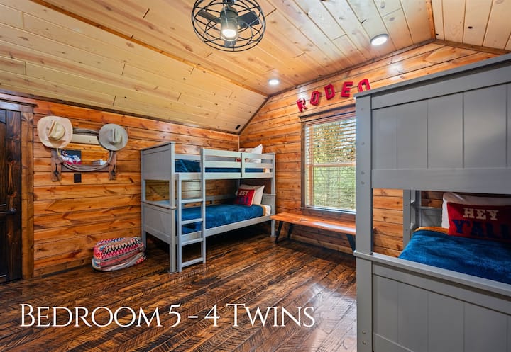 Esta habitación con literas ofrece un espacio para dormir divertido y acogedor, ideal para niños o huéspedes adicionales, sin perder el estilo cálido y acogedor de la cabaña.