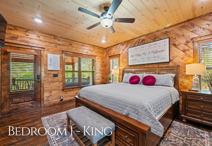 Este dormitorio con cama king ofrece un refugio tranquilo con cálidos tonos de madera, ropa de cama cómoda y un ambiente relajante.