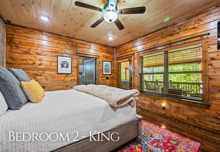 Este acogedor dormitorio con cama king está ubicado en un lugar apartado para ofrecer un descanso nocturno tranquilo, y cuenta con iluminación suave y muebles cómodos.