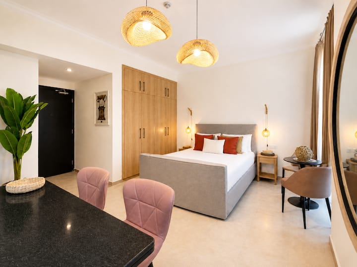 Dubai Marina Cozy Studio: Pool - Near Beach/metro - Dubai Marina