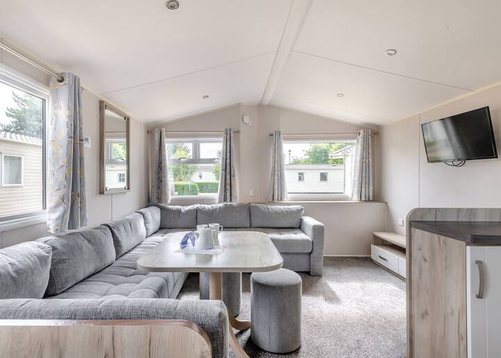 Silver Caravan With Decking - Hemsby