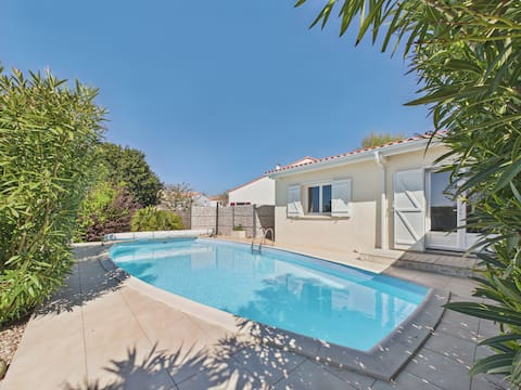 Propriété Airbnb réussie: Lovely house with pool for 8 à Les Sables D'olonne