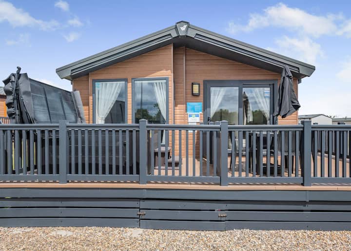 Deluxe Lodge With Parking, Ensuite & Decking P - Hemsby