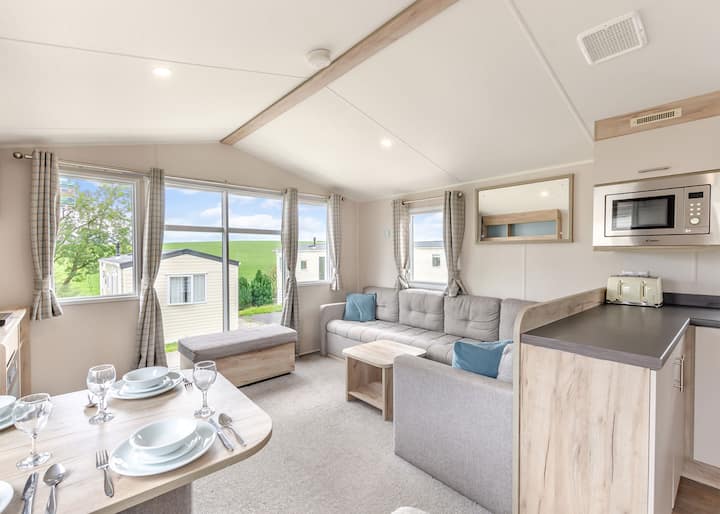 Silver 3 Bedroom Caravan, Sleeps 8 - Frinton-on-Sea