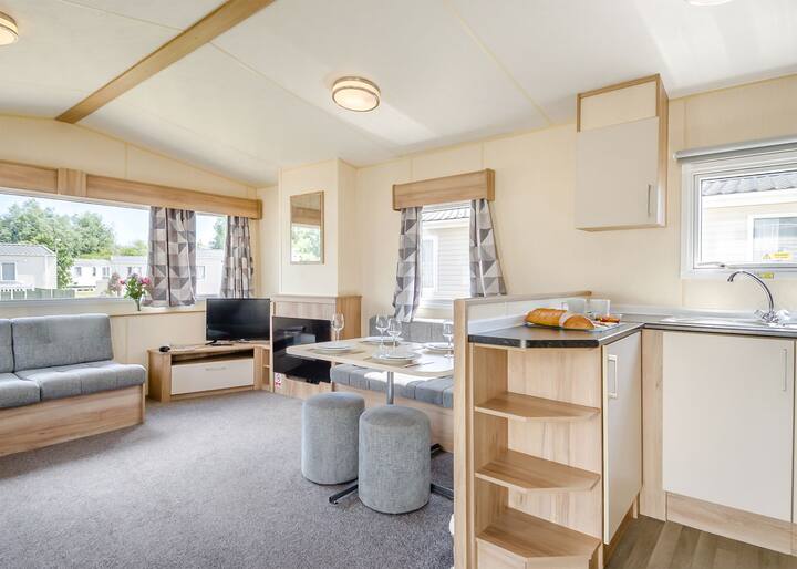 Gold Caravan With Decking 6 P - Bembridge