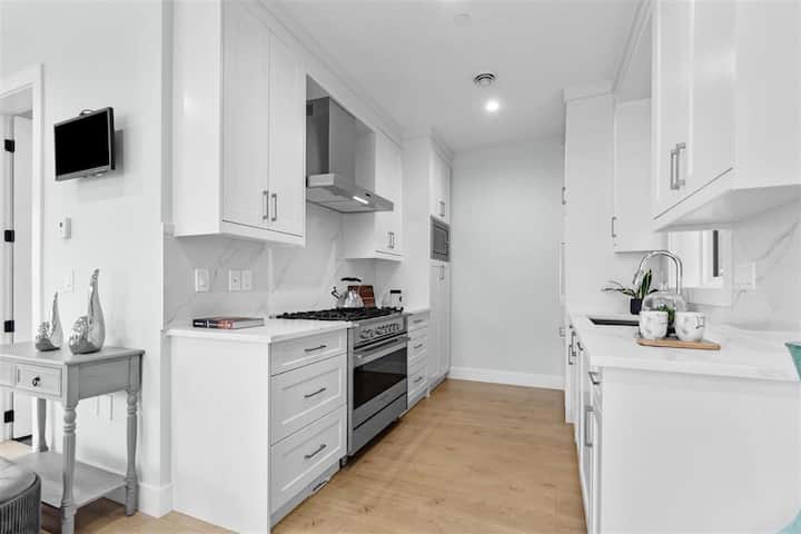 Bright & Modern Home - Walk To Pne - 15 Mins To Dt - バーナビー
