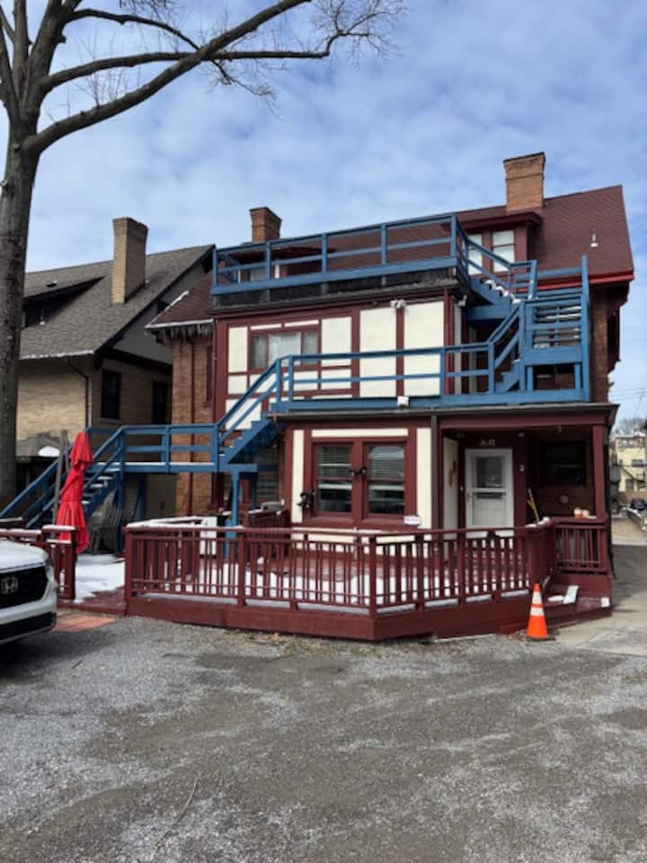 Third-floor Apartment Full Of Charm And Character - Pittsburgh