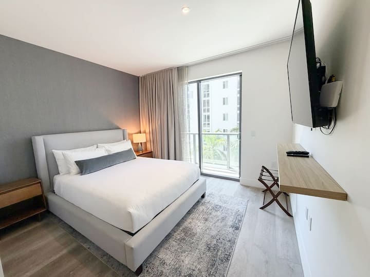 Brickell Studio - City Views - Pool & Gym - Coral Gables, FL