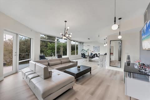 Top performing Airbnb: Massive Corner 3 Bedroom 2 Bath in South Eola
