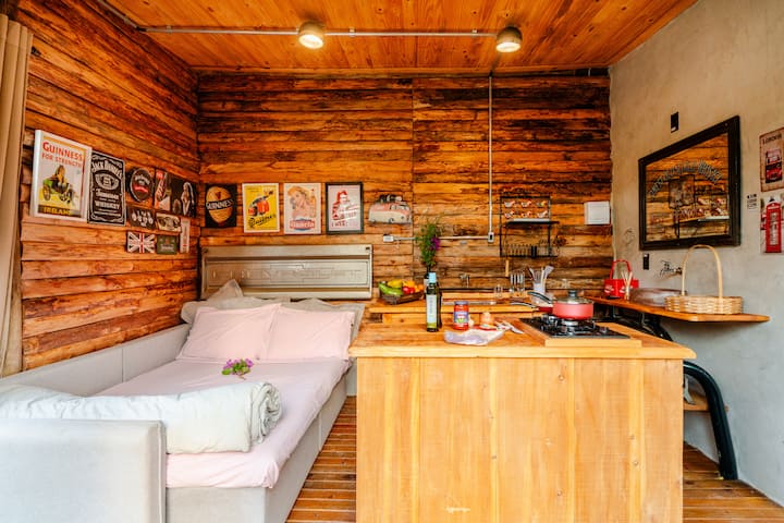 USAMOS NA CABANA,PEÇAS DA CAMINHONETE QUE É UM DOS QUARTOS.