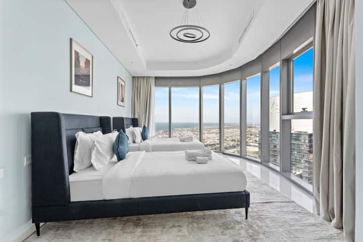 Panoramic Window With Stunning View - Dubai
