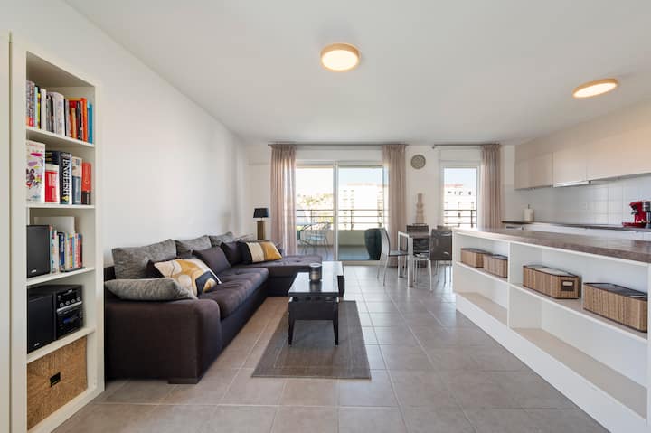 Large - Terrace - Comfy - Next To Tramway - Nice