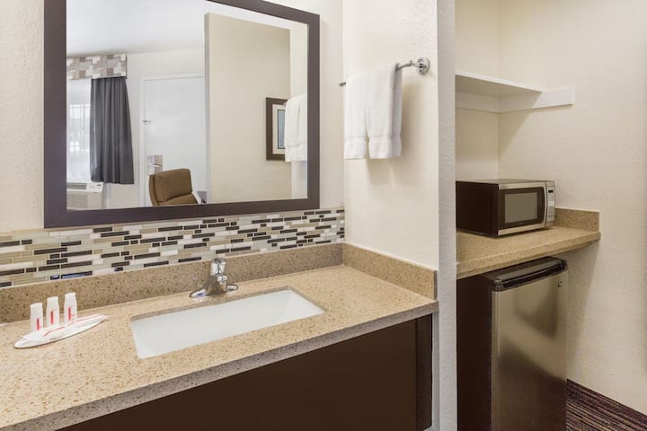 2 Queen Beds | Ramada Monterey | Outdoor Pool - Monterey, CA
