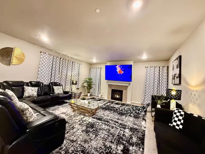 Luxury 4br Family-friendly Home W/ Fenced Yard - Puyallup, WA