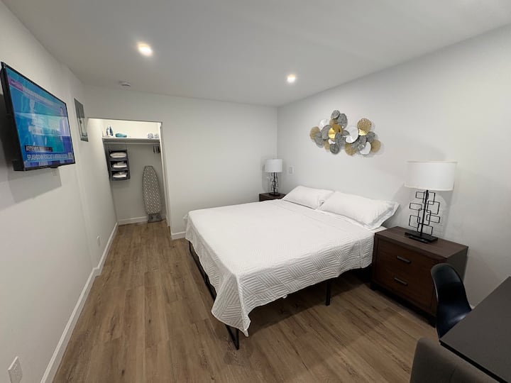 Cruisers & Conventioners — Airport/Cruiseport Room #6