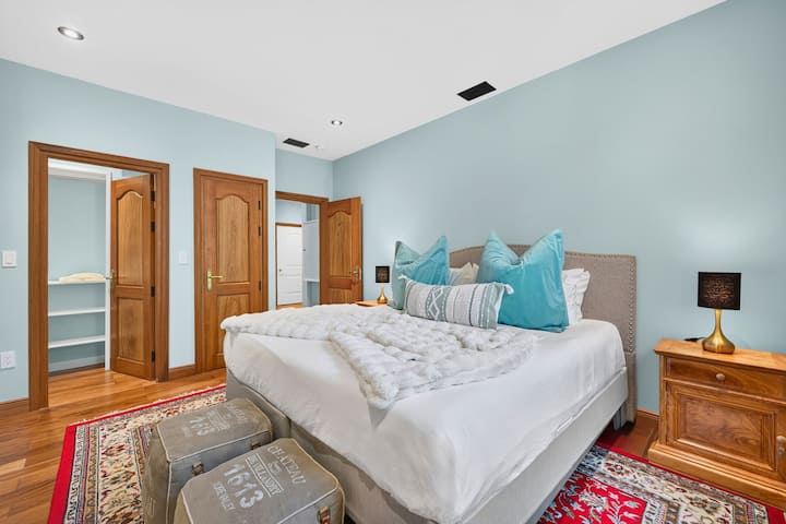 Quarto 6, 3º andar, Suíte King | Rosewood Retreat | 2605 Palm Blvd, Isle of Palms, SC | IOP Escapes